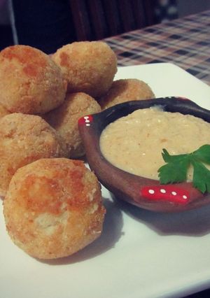 Una foto de Croquetas de papa con roquefort y salsa de cebolla