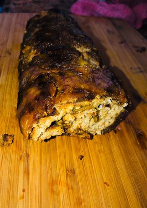 Una foto de Rollo de Plátano frito relleno de puré de salmón, hierbas aromáticas y jamón Serrano