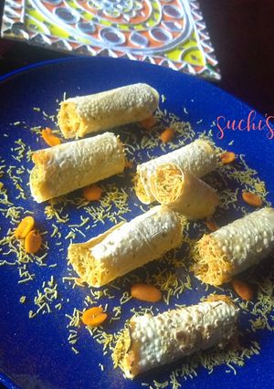 A picture of Papad roll chat.