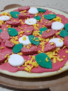 Una foto de Pizza sin horno -trampantojo- de chocolate y fondant
