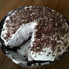 A picture of mint chocolate and oreo pie.