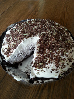 A picture of mint chocolate and oreo pie.