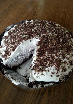 A picture of mint chocolate and oreo pie.