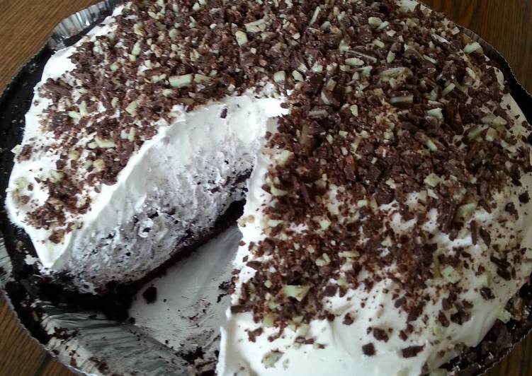 Steps to Prepare Favorite mint chocolate and oreo pie