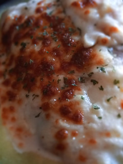 Una foto de Bacalao Confitado a Baja Temperatura Sobre Sopa de Pil Pil Gratinado con Bechamel y Mozzarella