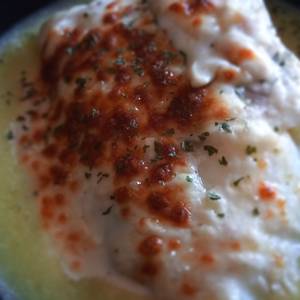 Bacalao Confitado a Baja Temperatura Sobre Sopa de Pil Pil Gratinado con Bechamel y Mozzarella