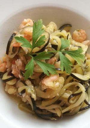Una foto de Espaguetis de calabacín con gambas