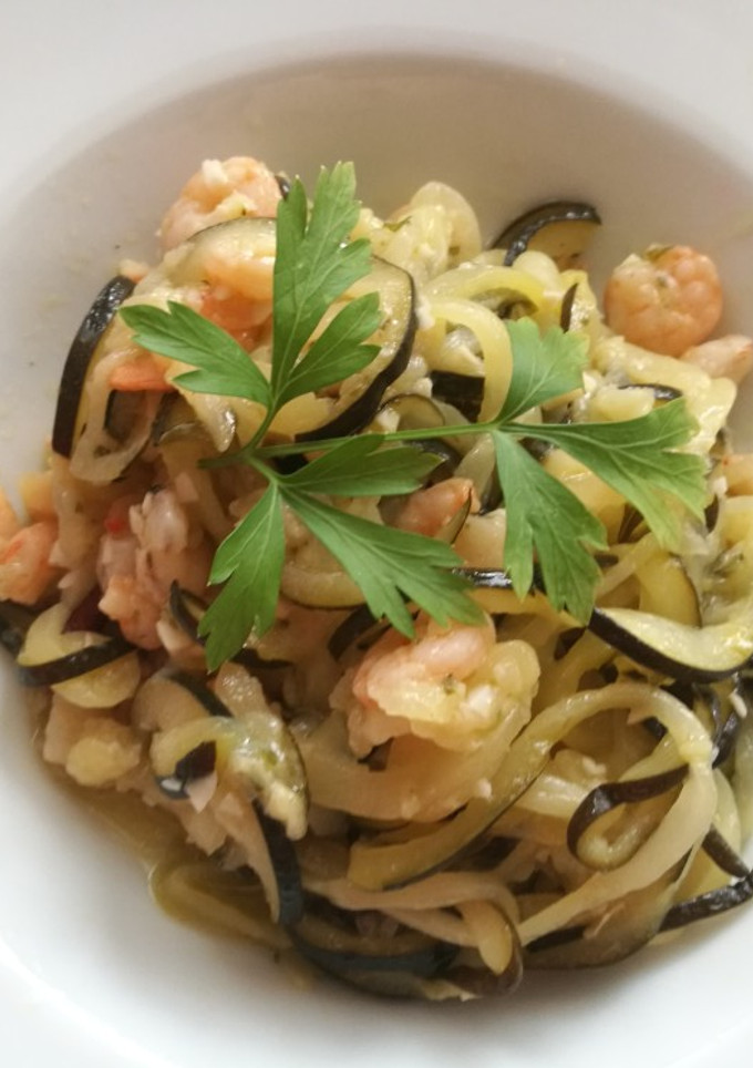 Una foto de Espaguetis de calabacín con gambas