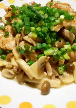 A picture of Chicken and Mushrooms Steamed in White Wine (or Sake).