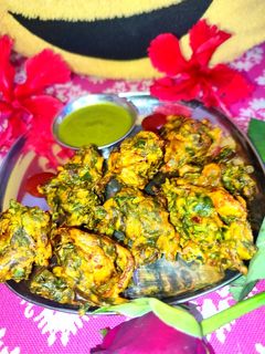 पालक प्याज़ के क्रिस्पी पकौड़े (palak pyaz ki crispy pakode recipe in Hindi) रेसिपी मुख्य फोटो