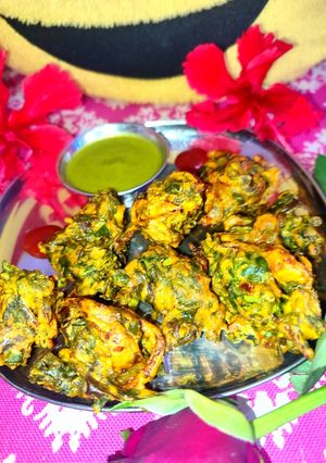 पालक प्याज़ के क्रिस्पी पकौड़े (palak pyaz ki crispy pakode recipe in Hindi) रेसिपी मुख्य फोटो