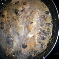 A picture of Chicken marsala with mushrooms.