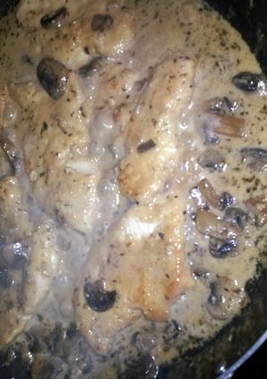 A picture of Chicken marsala with mushrooms.