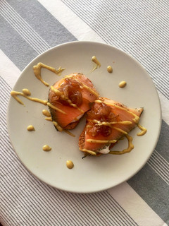 Una foto de Tostas de salmón, queso y cebolla caramelizada