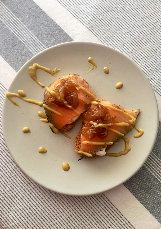 Una foto de Tostas de salmón, queso y cebolla caramelizada