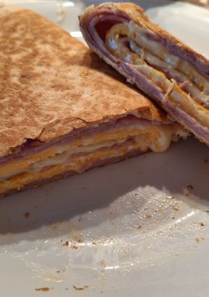Sonkás, sajtos, tojásos tortilla recept fotója