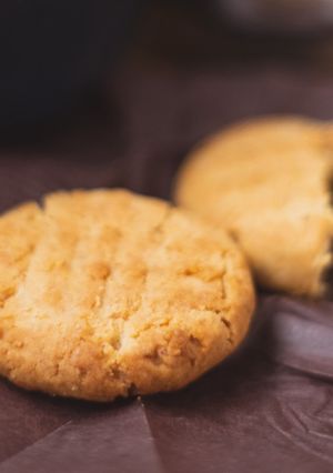 A picture of Easy Chewy Peanut Butter Cookies.