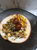 Taco 🌮 de huevos con marzorca, carne mechada, queso de almendras, pesto y tomates cherry