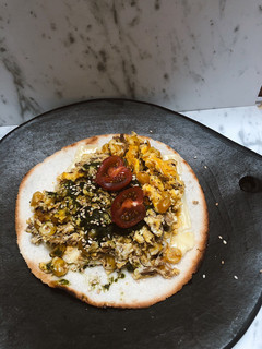 Una foto de Taco 🌮 de huevos con marzorca, carne mechada, queso de almendras, pesto y tomates cherry