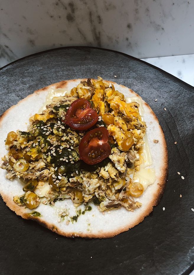 Una foto de Taco 🌮 de huevos con marzorca, carne mechada, queso de almendras, pesto y tomates cherry