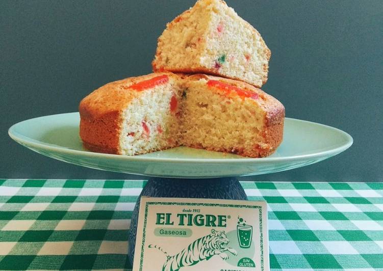 Bizcocho jugoso con fruta escarchada