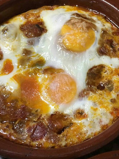 Una foto de Huevos horneados al pisto