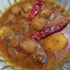 A picture of Sabut chote pyaaz aur aloo ki sabji.