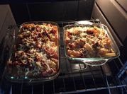 Una foto de carne molida y macarrones