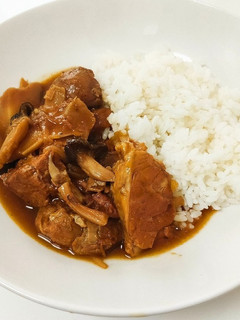 A picture of Pork Shank and Mushroom Curry.