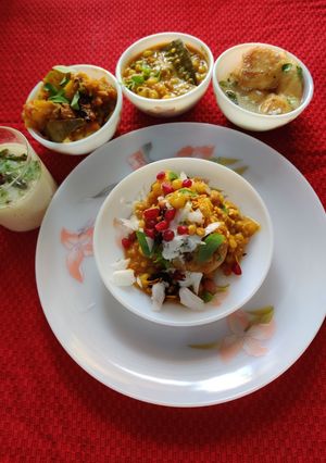 दही वड़ा आलू दम गुघनी चाट रेसिपी मुख्य फोटो