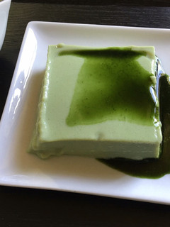 Una foto de Flan de leche de soja sin huevo con té Matcha