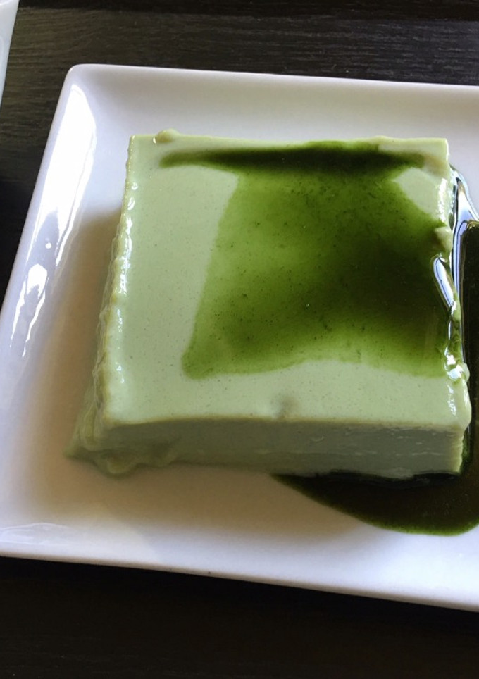 Una foto de Flan de leche de soja sin huevo con té Matcha