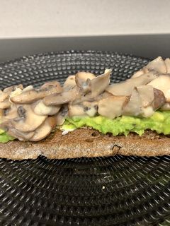 Una foto de Tosta saludable de aguacate y champiñones portobello