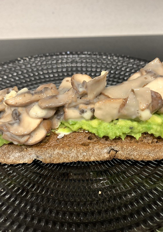 Una foto de Tosta saludable de aguacate y champiñones portobello