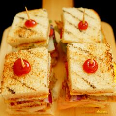 A picture of Grilled Egg-chaat Sandwich.