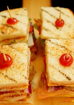 A picture of Grilled Egg-chaat Sandwich.