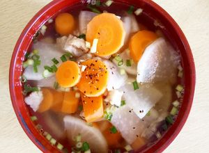 Hình của món Canh củ cải cà rốt nấu sườn.