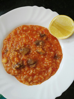 Una foto de Caldo de arroz con champiñones y pollos
