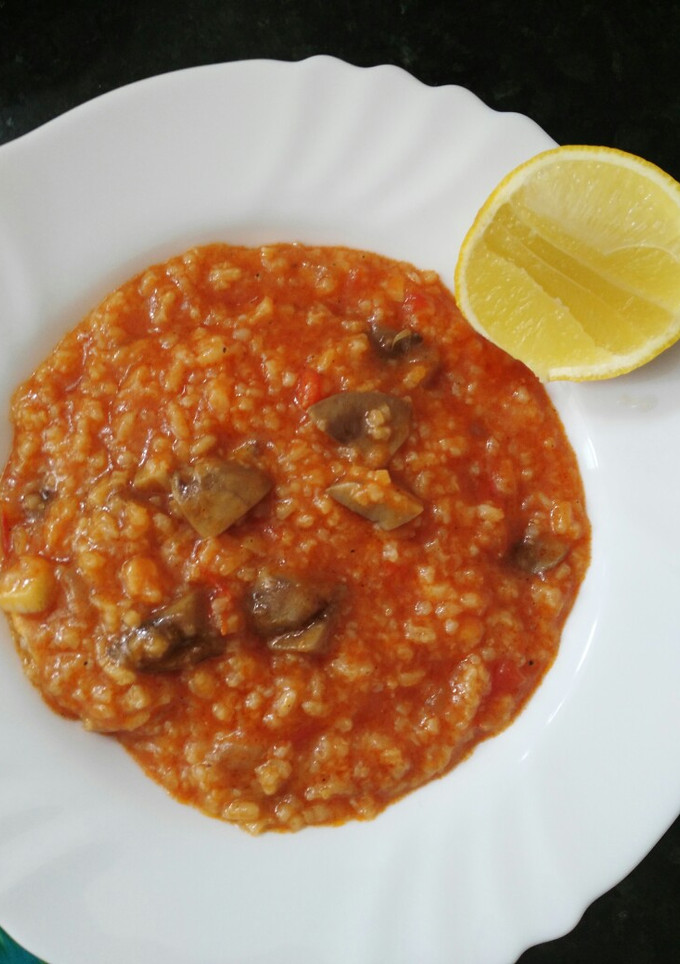 Una foto de Caldo de arroz con champiñones y pollos