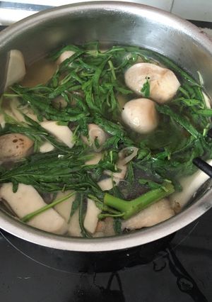 Hình của món Canh nấm rơm đậu non rau rút.