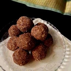 A picture of Ragi & Nuts Laddu.