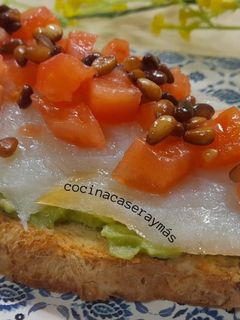 Una foto de Tosta de guacamole y bacalao ahumado