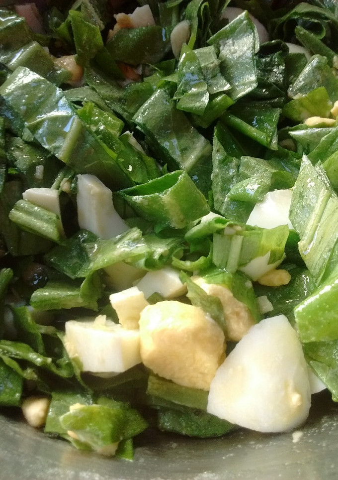 Una foto de Ensalada de radicheta y huevo