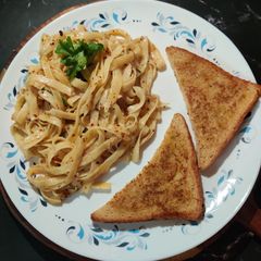 A picture of Garlic fettuccine.