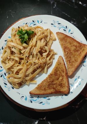 A picture of Garlic fettuccine.