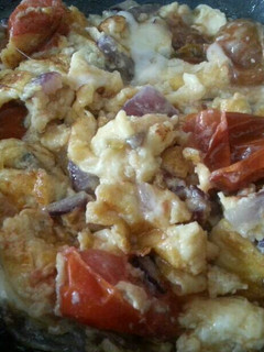 Una foto de Revuelto de tomates, cebolla y queso