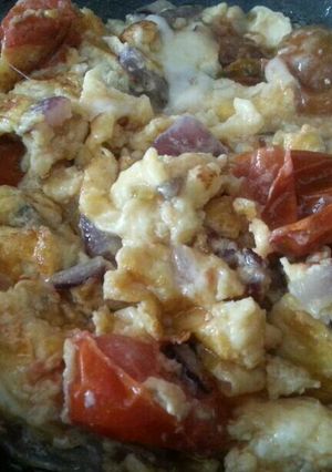 Una foto de Revuelto de tomates, cebolla y queso