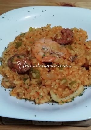 Una foto de Arroz con marisco y chorizo