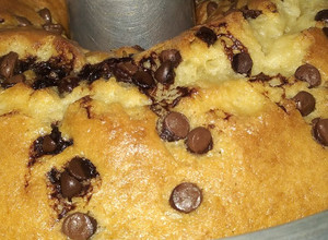Una foto de Torta de vainilla con chispas de chocolate