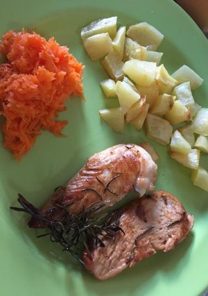 Una foto de -Pechugas de pollo al horno- ¡Acompañado con papas!